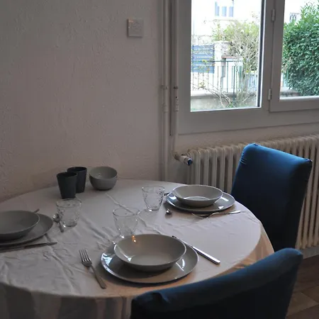 2 Pieces Renove En Rez-de-chaussee Proche De La Gare דירה