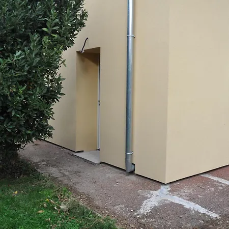 2 Pieces Renove En Rez-de-chaussee Proche De La Gare דירה