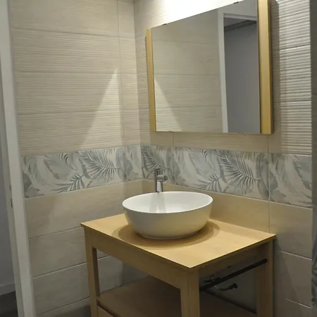 2 Pieces Renove En Rez-de-chaussee Proche De La Gare דירה